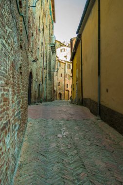 Montepulciano 'da bir ara sokağa bak. Haziran 2017 Montepulciano, Toskana - İtalya