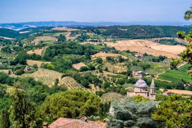 Val d 'Orcia' daki Montepulciano 'dan hava görüntüsü. Haziran 2017 Montepulciano, Toskana - İtalya