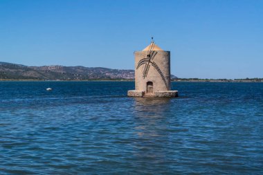 Orbetello, Toskana 'da denizdeki değirmen manzarası