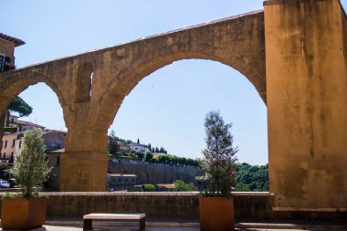 Pitigliano, Toskana 'nın Akdeniz su kemerine bakın - İtalya