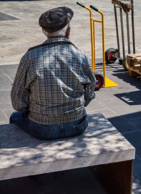 El arabalı yaşlı bir adam.