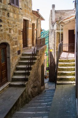 Pitigliano 'daki evlerin arasındaki dar patikalar. Haziran 2017 Pitigliano, Toskana - İtalya