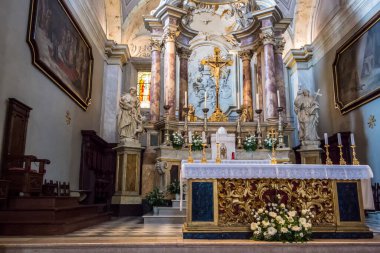 Pitigliano 'daki Duomo Aziz Peter ve Paul Katedrali' nin iç sunağı. Haziran 2017 Pitigliano, Toskana - İtalya