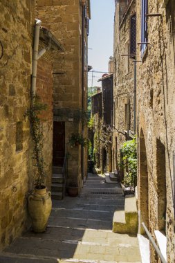 Tuscany 'deki Pitigliano dar sokağı. Haziran 2017 Pitigliano, Toskana - İtalya