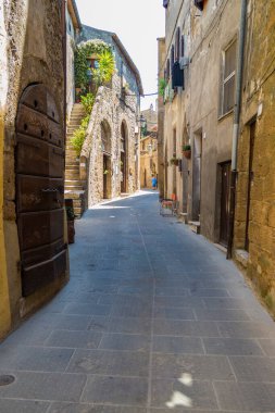 Pitigliano 'da ortaçağ sokağı. Haziran 2017 Pitigliano, Toskana - İtalya
