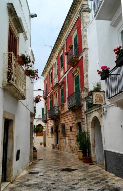 Puglia 'daki Locorotondo Sokağı. Haziran 2014 Locorotondo, Puglia - İtalya