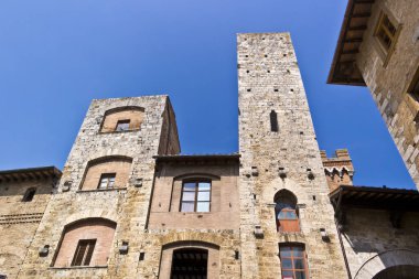 San Gimignano, Toskana 'da bir kemerin altındaki Piazza Duomo manzarası