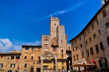 San Gimignano, Toskana 'da bir kemerin altındaki Piazza Duomo manzarası
