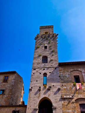 San Gimignano, Toskana 'da bir kemerin altındaki Piazza Duomo manzarası