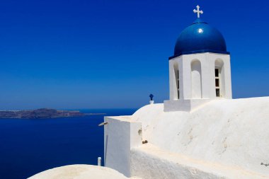 Santorini Adası 'ndaki beyaz kilise.