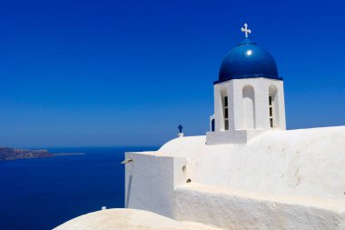 Santorini Adası 'ndaki beyaz kilise.