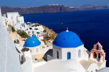Santorini Adası 'ndaki beyaz kilise.