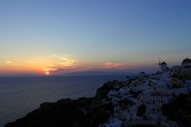Yunanistan 'ın Santorini adasında güzel gün batımı.