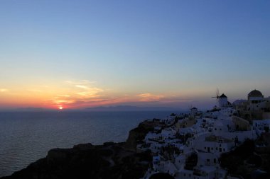 Yunanistan 'ın Santorini adasında güzel gün batımı.