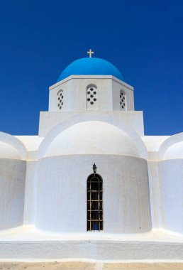 Mavi gökyüzündeki beyaz kilise