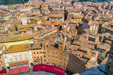 Siena 'daki Mangia Kulesi' nden Piazza del Campo manzarası. 17 Haziran 2017 Siena, Toskana - İtalya