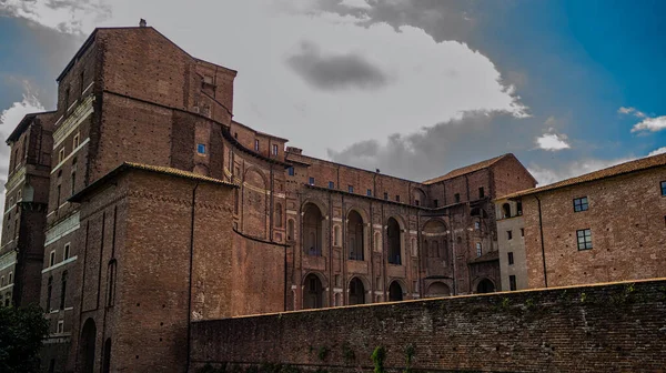意大利埃米莉亚罗马纳皮亚琴察的Palazzo Farnese后面的景色 — 图库照片