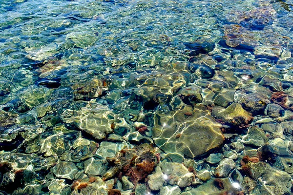 Zeewater Met Stenen Rotsen — Stockfoto
