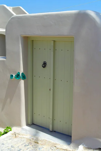 Puerta Azul Con Persianas Blancas Pared — Foto de Stock