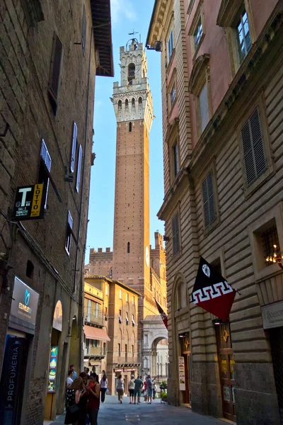 Torre Del Mangia Siena Vista Beco Estreito Junho 2017 Siena — Fotografia de Stock