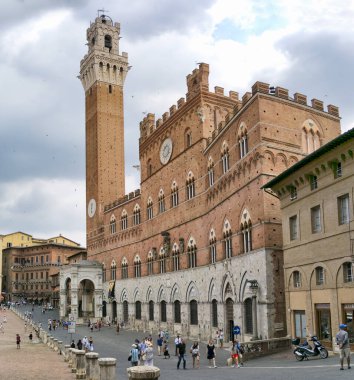 Siena 'daki Halk Sarayı ve Mangia Kulesi manzarası. 17 Haziran 2017 Siena, Toskana - İtalya
