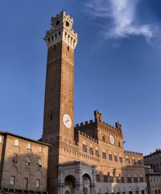 Siena 'daki Halk Sarayı ve Mangia Kulesi manzarası. 17 Haziran 2017 Siena, Toskana - İtalya