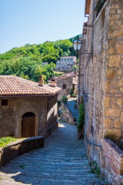 Sorano 'nun Tuff' tan yapılmış ortaçağ köyünün manzarası. Haziran 2017 Sorano, Toskana - İtalya