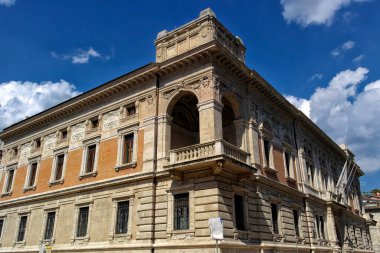 Ascoli Piceno, Marş İtalya 'daki tasarruf bankası binasının görüntüsü