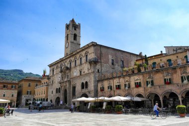 Ascoli Piceno 'daki Piazza del Popolo manzarası. Haziran 2014 Ascoli Piceno, Marş - İtalya