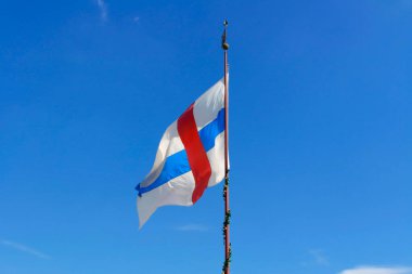 Mavi gökyüzü arka planında Ortaçağ bayrağı