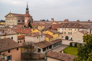 Veneto, Treviso, İtalya 'daki Asolo köyünün antik evlerine bakın.