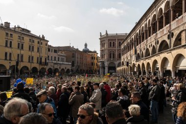 Padua 'daki Piazza delle Erbe' de Palm Sunday gösterisi. 25 Mart 2018 Padua, Veneto - İtalya