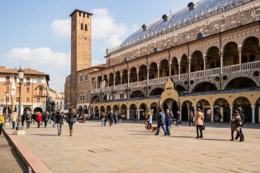 Padua 'daki Piazza della Frutta ve Palazzo della Ragione manzarası. 25 Mart 2018 Padua, Veneto - İtalya
