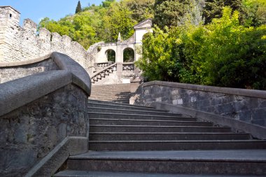 Santa Augusta 'dan Serravalle' e giden merdiven. 23 Nisan 2017 Vittorio Veneto - İtalya