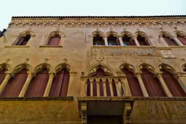 Vittorio Veneto, Treviso 'daki antik bir Serravalle sarayının cephesi