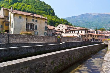 Vittorio Veneto, Treviso, İtalya 'daki Serravalle nehri kıyısına bakın.