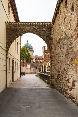 Veneto, Veneto 'daki Thiene Kalesi' nin duvarlarına bakın.