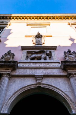 Padua 'da Bo' nun saray girişinin üzerine aslanların kabartmaları yerleştirildi. 16 Temmuz 2017 Padua, Veneto - İtalya