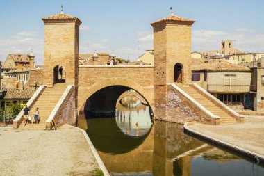 Comacchio 'daki tarihi Trepponti köprüsünün manzarası. 23 Ağustos 2017 Comacchio, Emilia Romagna - İtalya