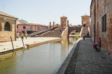 Comacchio 'daki tarihi Trepponti köprüsünün manzarası. 23 Ağustos 2017 Comacchio, Emilia Romagna - İtalya