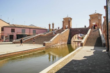 Comacchio 'daki tarihi Trepponti köprüsünün manzarası. 23 Ağustos 2017 Comacchio, Emilia Romagna - İtalya