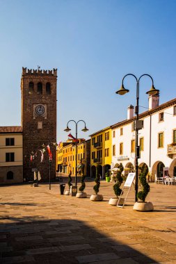 Monselice 'deki Mazzini Meydanı ve Civic Tower' a bakın. 15 Ekim 2017 Monselice, Padua - İtalya