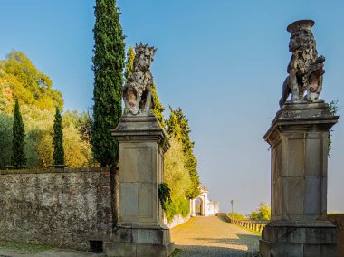 Monselice 'nin yedi küçük kilisesi Padua İtalya' ya giden caddede aslanların olduğu giriş.
