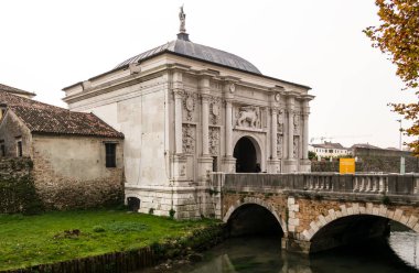 Treviso 'daki San Tomaso Kapısı' na bakın. 11 Kasım 2017 Treviso, Veneto - İtalya