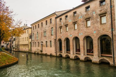 Treviso 'daki Üniversite Köprüsü' nden görüntü. 11 Kasım 2017 Treviso, Veneto - İtalya