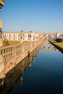 Piazzola 'daki Villa Contarini' nin heykelleri ve kemerleri olan kanal, Padua - İtalya