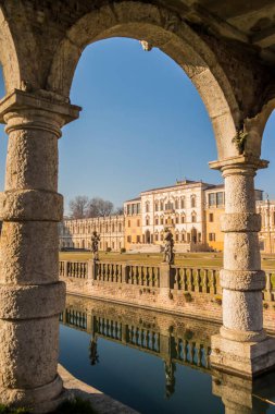 Piazzola 'daki Villa Contarini' nin heykelleri ve kemerleri olan kanal, Padua - İtalya