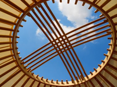 Gökyüzü ve bulutlarla örülmüş yapı