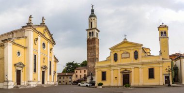 Padua 'daki Piazza del Duomo manzarası. 14 Temmuz 2019 Padua, Veneto - İtalya