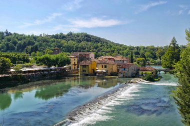 Mincio Nehri 'ndeki Borghetto. 17 Ağustos 2013, Borghetto - Verona, İtalya